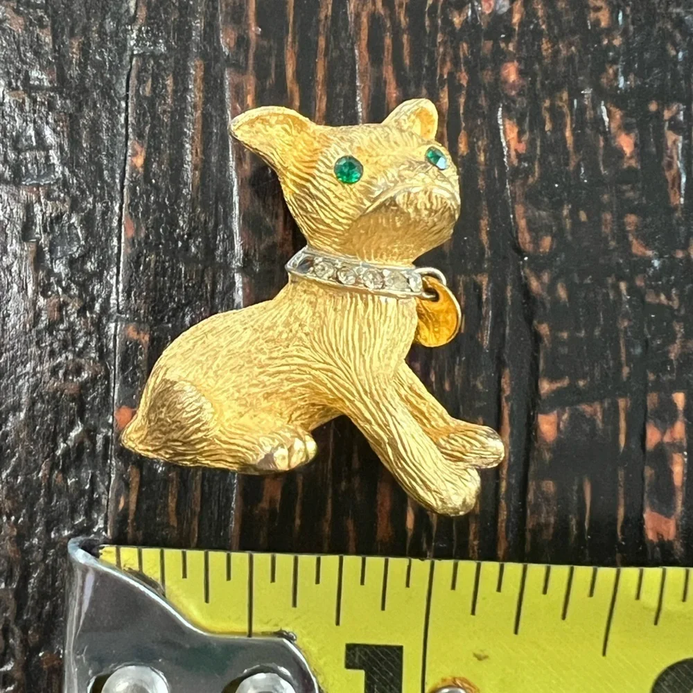 Vintage gold tone pouty dog brooch green eyes rhinestone collar